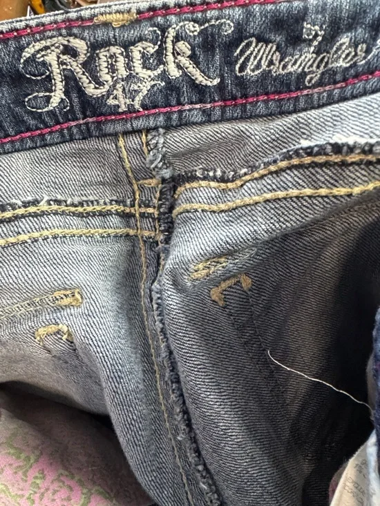 Wrangler Rock 47 Faded Blue Denim Jeans with Contrast Stitching - Picture 2 of 5